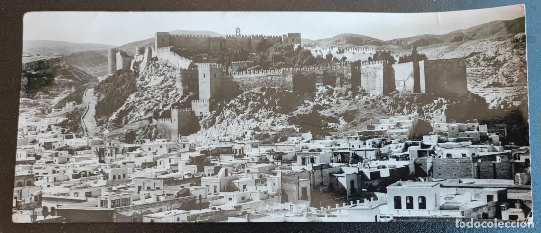Postales: ALMERIA, ALCAZABA Y VISTA, POSTAL PANORAMICA ANTIGUA, 24 X 10 CM APROX.