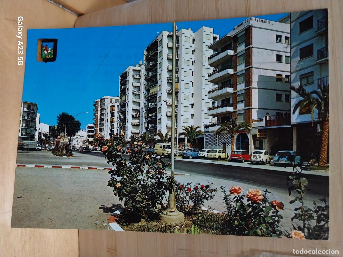 Postais: TORRE DEL MAR CALLE GENERAL FRANCO ED FISA 30 CIRCULADA A&Ntilde;O 1974 ANIMADA SEAT 600 850