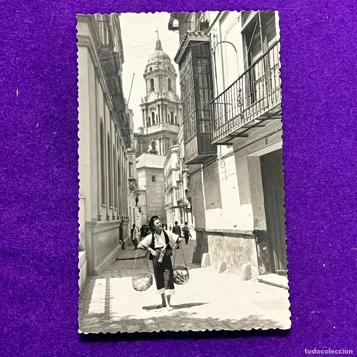 Postales: POSTAL DE MALAGA. TIPICO VENDEDOR DE PESCADO EN CALLE SAN AGUSTIN.