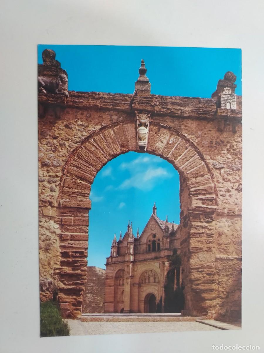 Postales: POSTAL ANTEQUERA PUERTA DE LOS GIGANTES E IGLESIA DE SANTA MARIA. S/C. 1976. PERLA. MALAGA