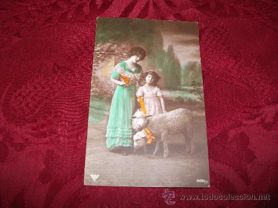 Postcards: Postales B K N mujer y ni&ntilde;a con pareja de ovejas