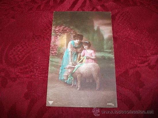 Postcards: Postales B K N mujer y ni&ntilde;a con pareja de ovejas