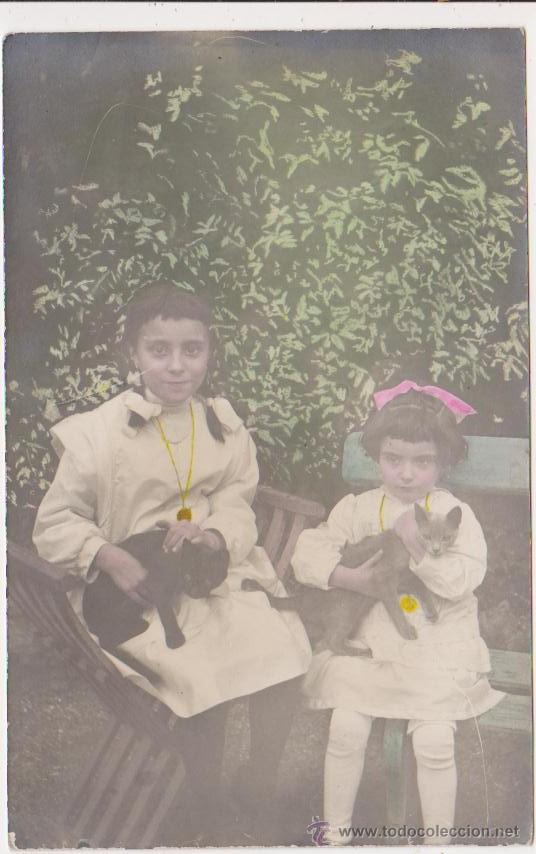Postais: Tarjeta postal fotografica coloreada con anilinas,pareja de ni&ntilde;as con gatos