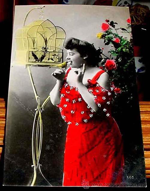 Cartes Postales: ANTIGUA POSTAL ANIMALES - MUJER CON VESTIDO ROJO DANDO DE COMER A UN BONITO PAJARO - NO CIRCULADA.