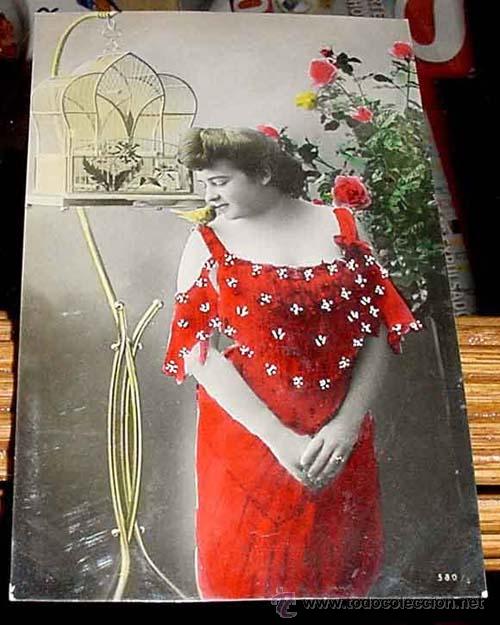Cartes Postales: ANTIGUA POSTAL ANIMALES - MUJER CON VESTIDO ROJO TIENE POSADO EN EL HOMBRO UN BONITO PAJARO - NO CIR
