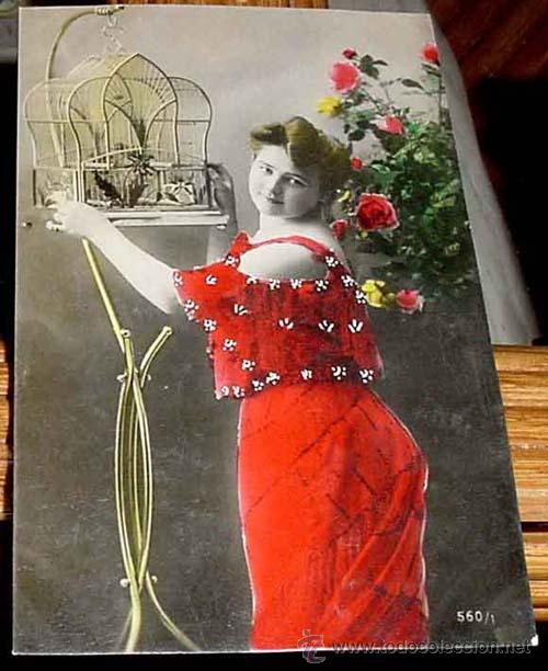 Cartes Postales: ANTIGUA POSTAL ANIMALES - MUJER CON VESTIDO ROJO TIENE ENTE SUS MANOS LA JAULADE  BONITO PAJARO - NO