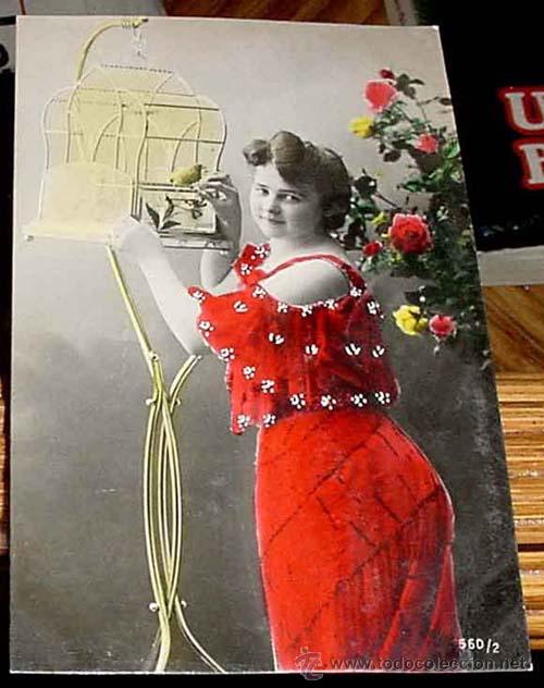 Cartes Postales: ANTIGUA POSTAL ANIMALES - MUJER CON VESTIDO ROJO TIENE ENTE SUS MANOS LA JAULA DE  BONITO PAJARO Y L