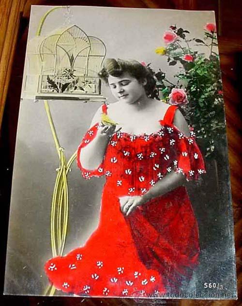 Cartes Postales: ANTIGUA POSTAL ANIMALES - MUJER CON VESTIDO ROJO TIENE EN SU MANO A UN BONITO PAJARO - NO CIRCULADA.