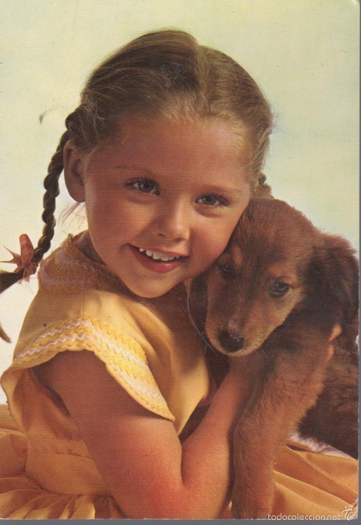 Cartes Postales: postal de una ni&ntilde;a con su perro