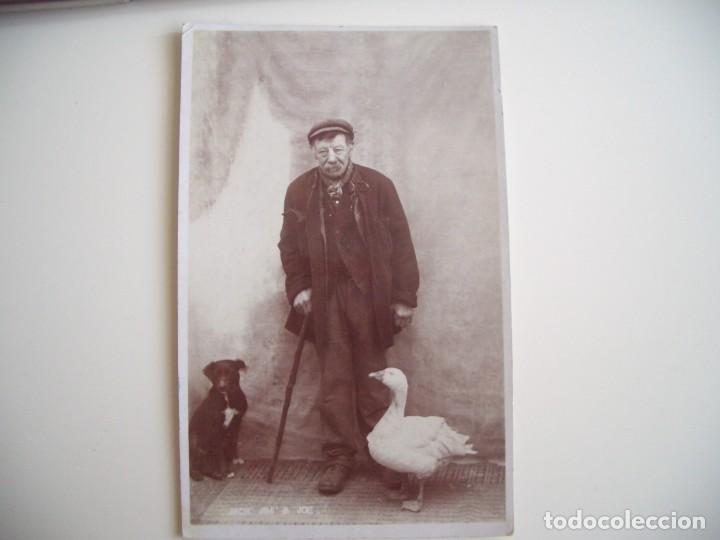 Postkarten: Postal fotogr&aacute;fica virada y cirdulada de se&ntilde;or con perro y pato.