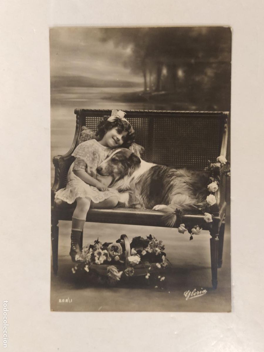 Postcards: LA NI&Ntilde;A Y EL PERRO BOSTEZANDO - FOTOGRAFICA - POSTAL ANTIGUA -(115.182)