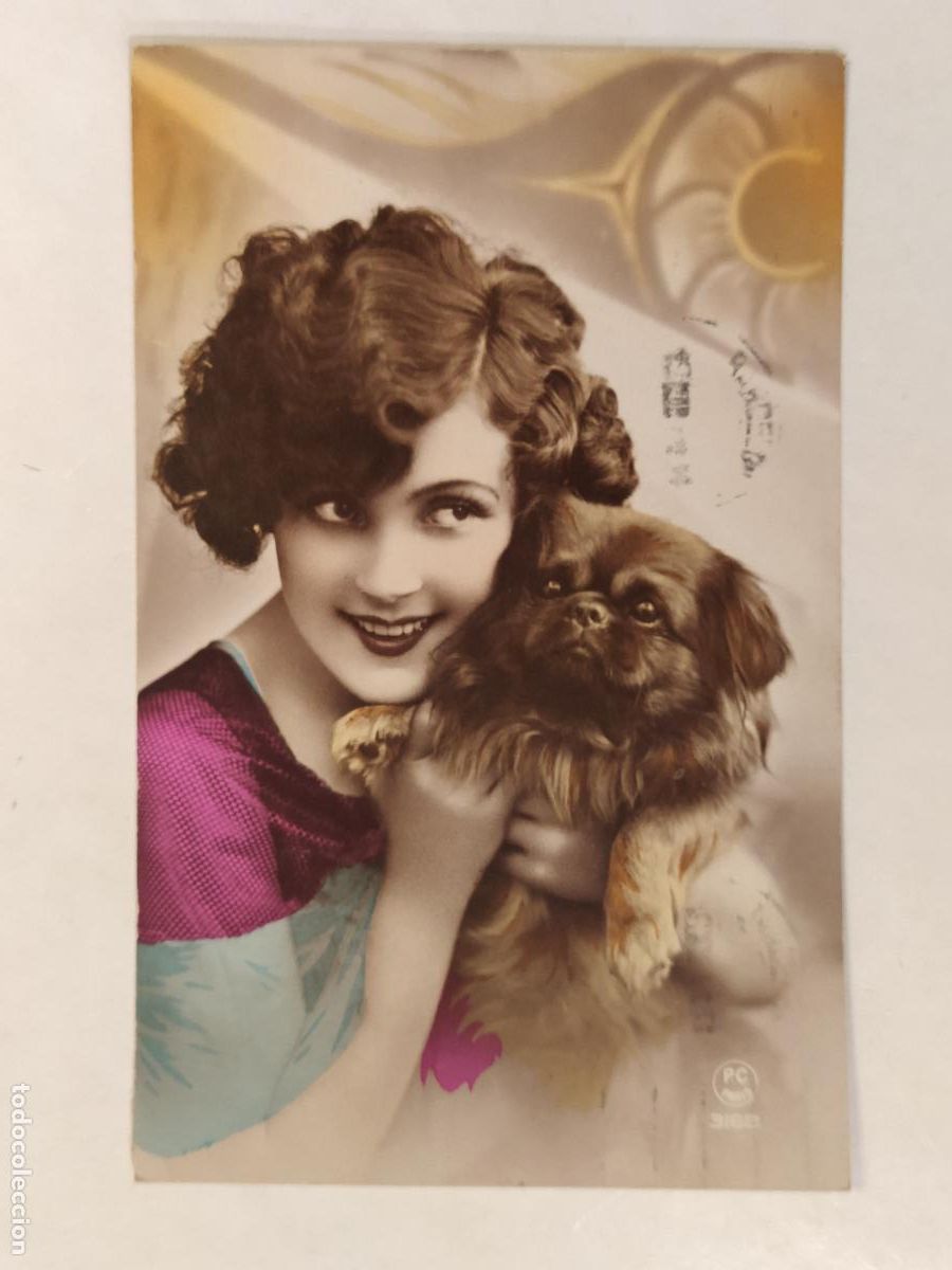 Postcards: LA MUJER Y EL PERRO - POSTAL ANTIGUA -(115.183)