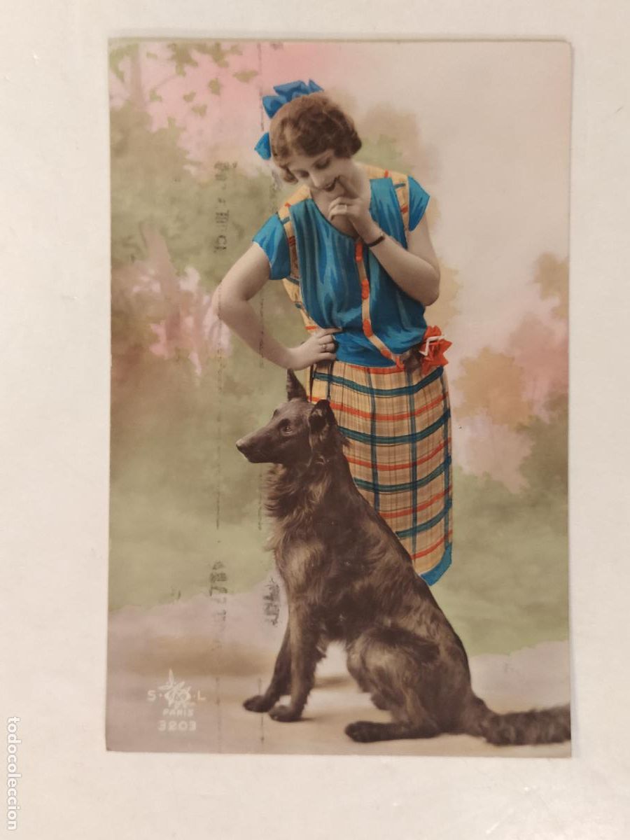 Postcards: LA MUJER Y EL PERRO - POSTAL ANTIGUA -(115.184)