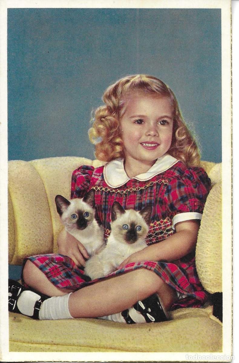 Postales: Preciosa ni&ntilde;a con sus dos gatitos, Postal fotogr&aacute;fica CyZ, 1950s. 9 x 14 cms.