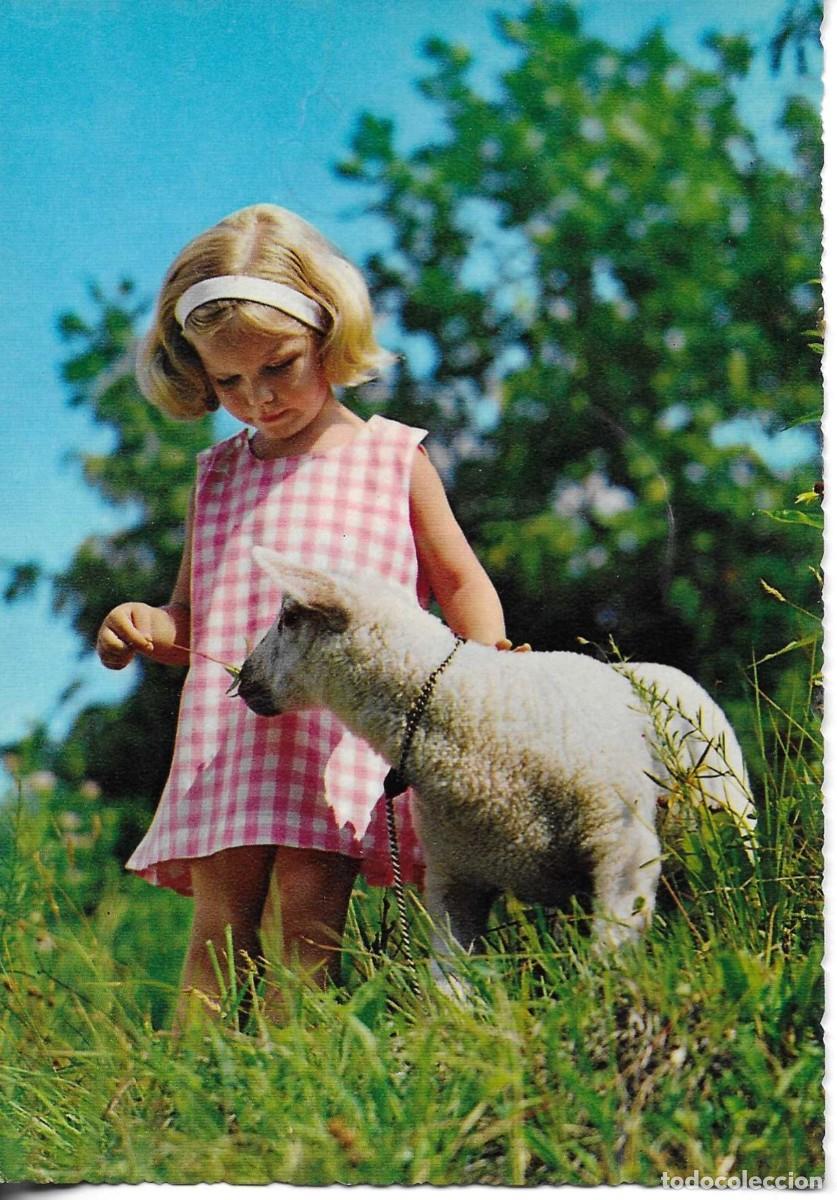 Postales: Postal Italiana de ni&ntilde;a con un cordero, fotogr&agrave;fica, 1970s.