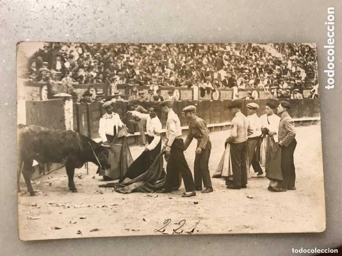 Postales: Tarjeta postal de toros. Apuntill&aacute;ndo al toro 1921