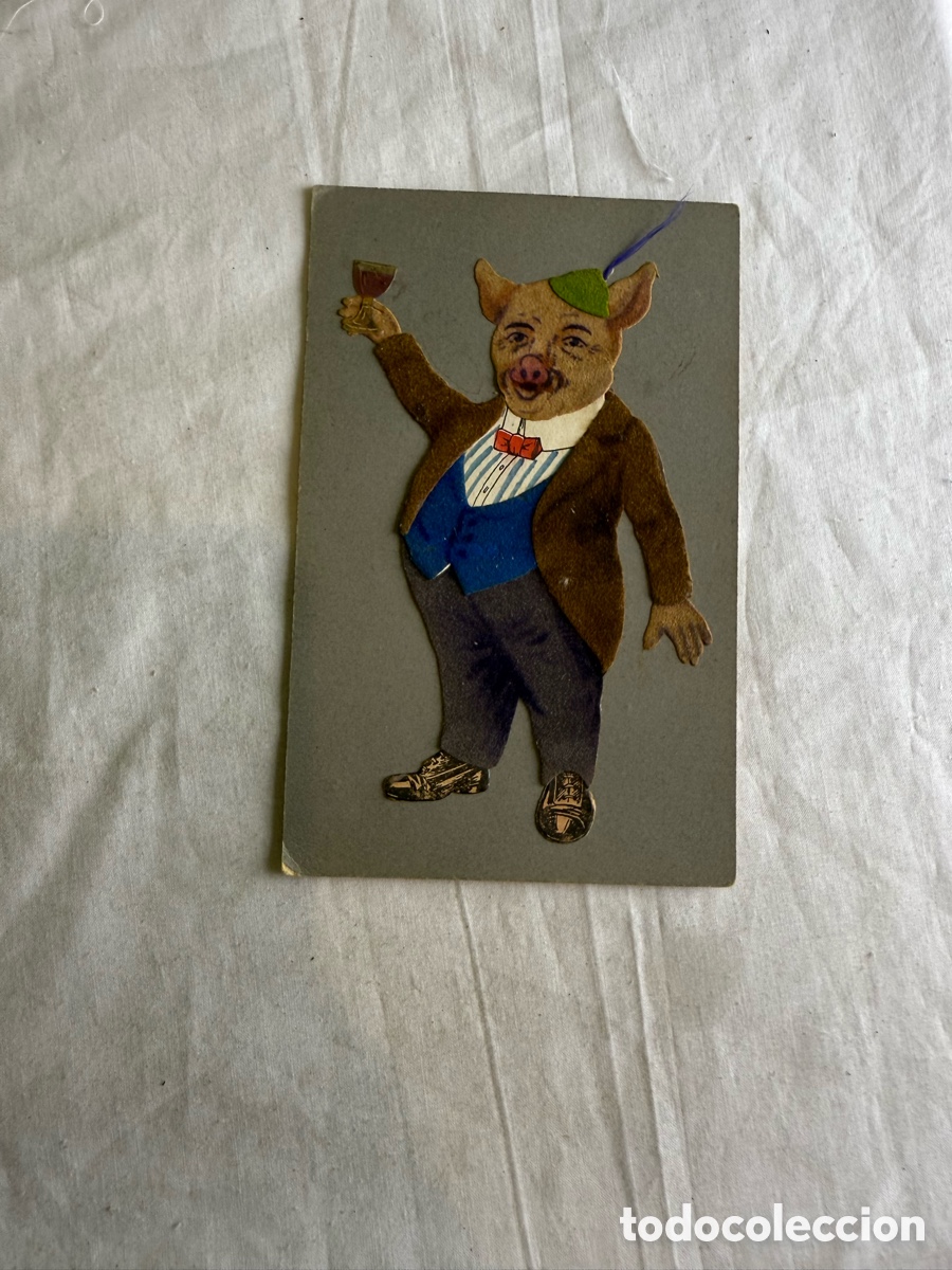 Postales: Postal Antigua Alemana &ndash; Cerdo Humanizado con Copa &ndash; Relieve Textil, ca. 1920