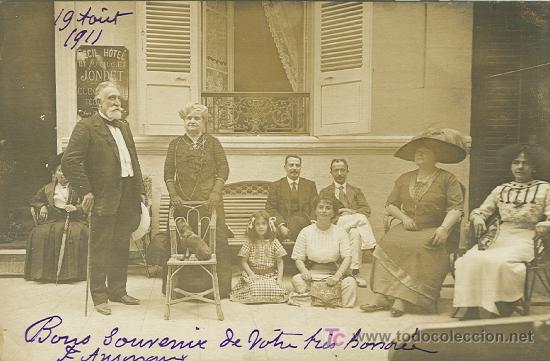 Postales: BENASQUE-LUCHON. GRUPO DE PERSONAS ANTE LA PUERTA DEL HOTEL. A&Ntilde;O 1.911.