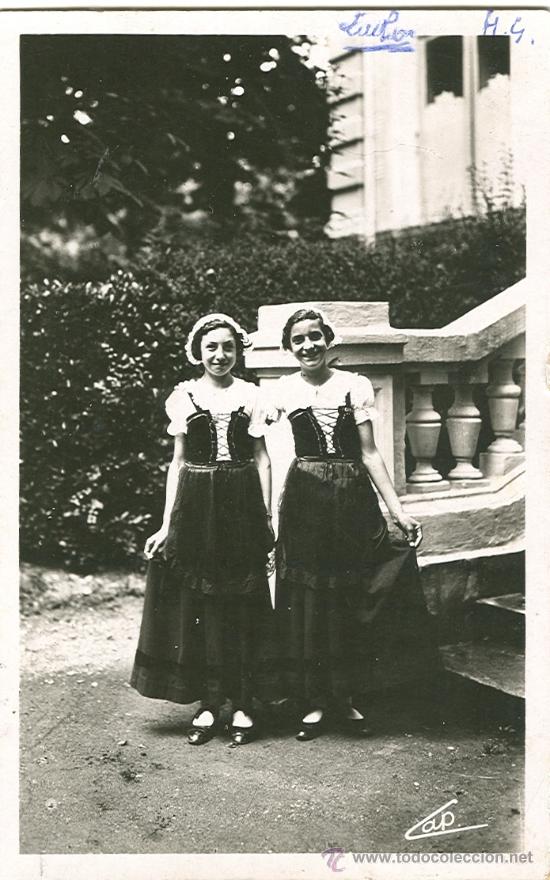 Postales: BENASQUE-LUCHON. DOS J&Oacute;VENES ATAVIADAS CON TRAJES T&Iacute;PICOS. A&Ntilde;O 1938.