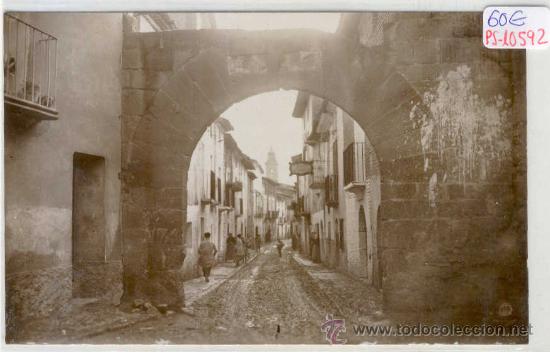 Postkarten: (PS-10592)POSTAL FOTOGRAFICA DE ALCOLEA DE CINCA(HUESCA)-PORTAL DE LA CALLE MAYOR