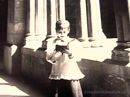 Postales: POSTAL (DETALLE) ANIMADA Y CURIOSA DE HUESCA DE DARVI DE LOS A&Ntilde;OS 50 CON MONAGUILLO