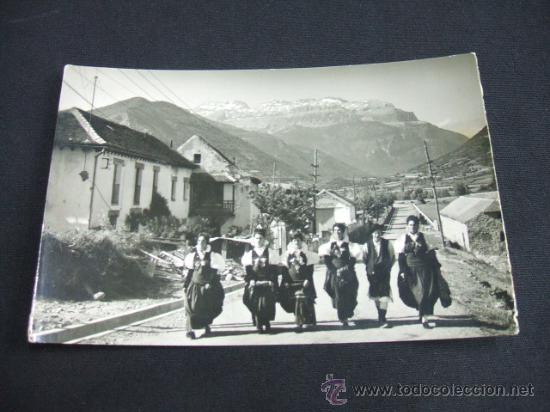 Postcards: HECHO - CARRETERA DE OZA, AL FONDO PE&Ntilde;A FORCA - TRAJE TIPICO -