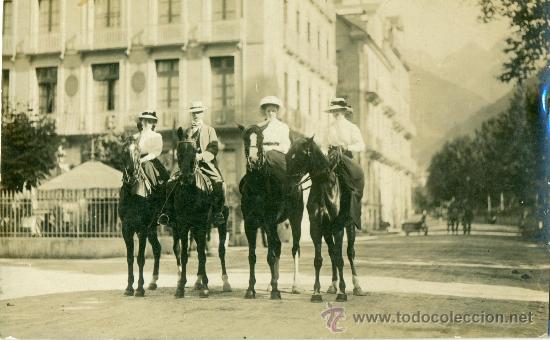 Postales: BENASQUE-LUCHON. AVENIDA DE VENASQUE. GRUPO DE JINETES A CABALLO. HACIA 1910. FOTOGR&Aacute;FICA.