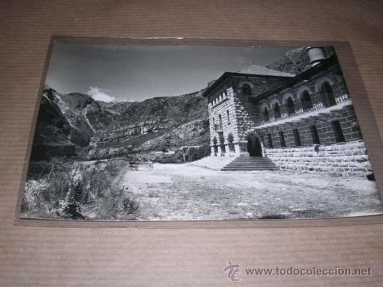 Postales: ORDESA ( ALTO PIRINEO DE ARAGON ) 25 PARADOR DEL TURISMO CON VALLE BAJARUELO -ZERKOWITZ 14X9 CM.