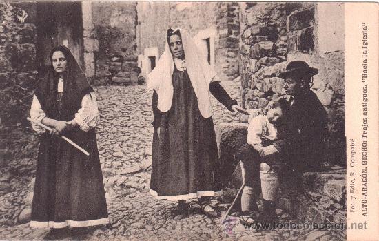 Postales: Alto Arag&oacute;n. Hecho: Trajes antiguos. &rdquo;Hacia la Iglesia&rdquo;. Compair&eacute;. Fototipia de Hauser y Menet.