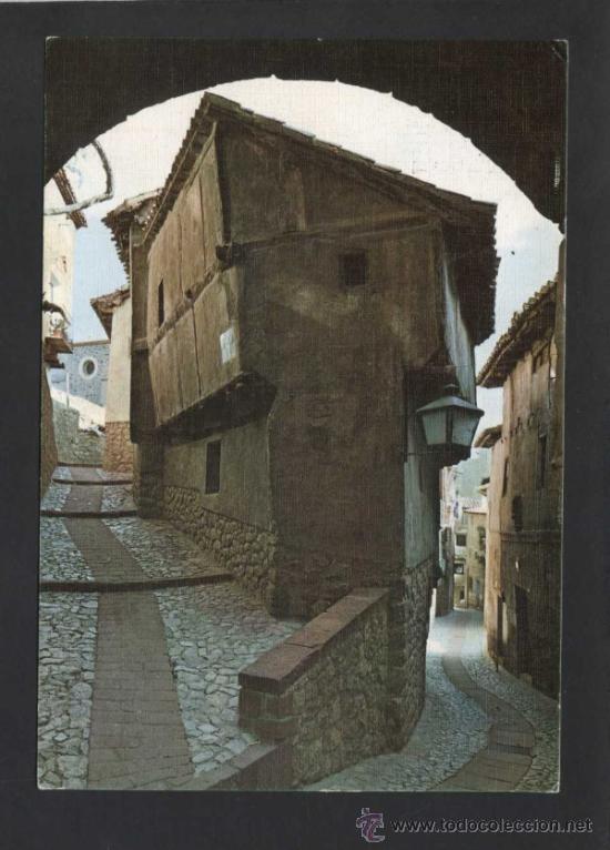 Postales: Albarrac&iacute;n *Arco del Portal...* Ed. Sicilia n&ordm; 7. Gofrada. Circulada.