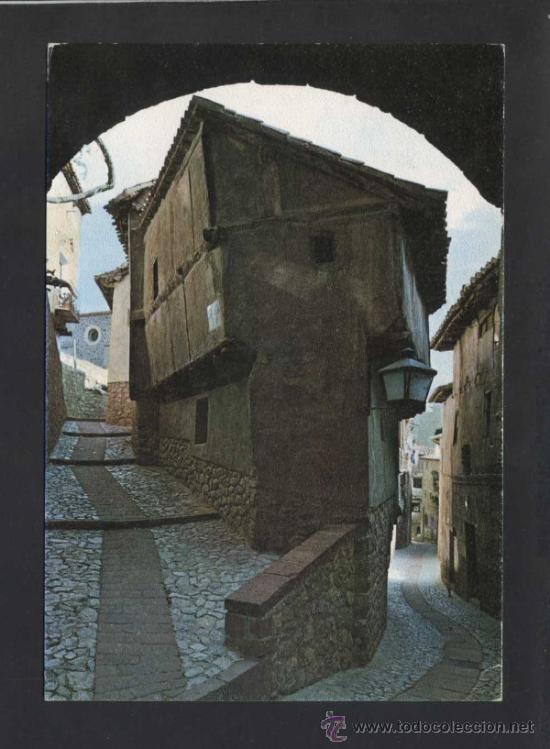 Postales: Albarrac&iacute;n *Arco del Portal...* Ed. Sicilia n&ordm; 17. Gofrada. Circulada.