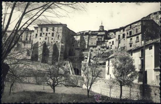 Postales: ALBARRACIN (TERUEL).- VISTA PARCIAL Y TUNEL CARRETERA