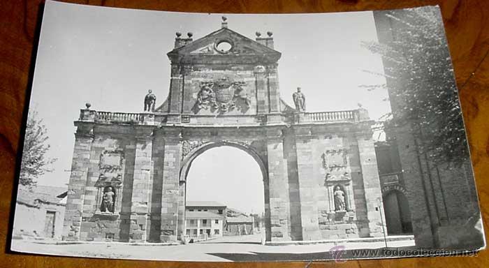 Postkarten: ANTIGUA POSTAL DE SAHAGUM - ARAGON - PORTADA S. BENITO - CIRCULADA - ED. PARIS.