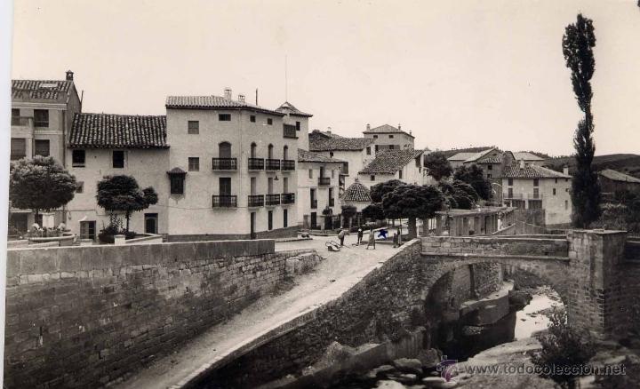Postales: MORA DE RUBIELAOS (TERUEL).- PUENTE VIEJO Y GLORIETA