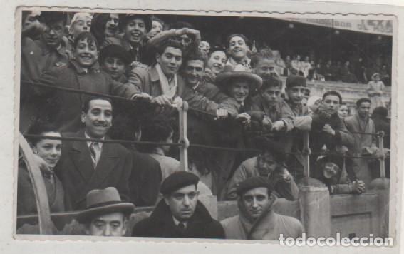 Postcards: Fotograf&iacute;a tama&ntilde;o postal sin reverso. En la Plaza de toros de Zaragoza. Foto Marin Chivile