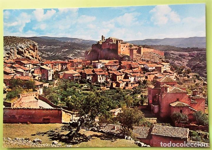 Postales: Alqu&eacute;zar. 32 Vista general. Al fondo, la Colegiata. Industrial Papelera Oscense. Nueva. Color