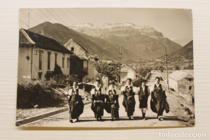 Postkarten: postal HECHO, CARRETERA DE OZA Y TRAJE T&Iacute;PICO, AL FONDO PE&Ntilde;A FORCA