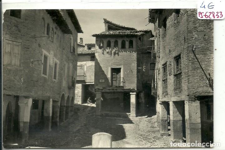 Postales: (PS-62833)POSTAL DE ALQUEZAR-PLAZA MAYOR Y MERCADO MORUNO