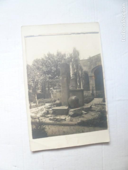 Postcards: Patio de una casa.