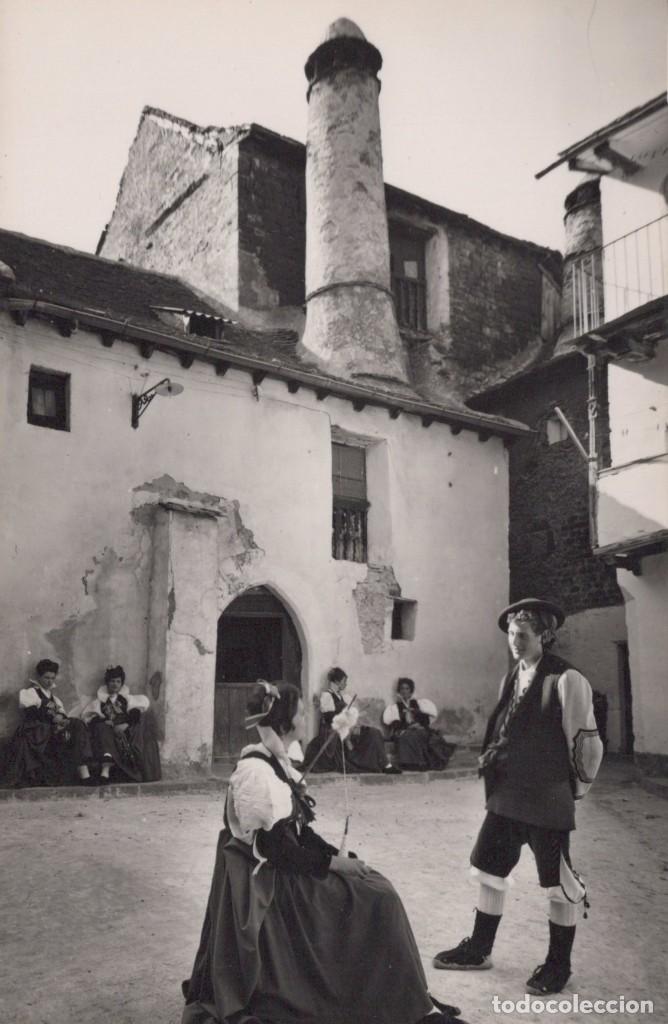Postkarten: FOTO POSTAL DE HECHO - RINCON Y TRAJES TIPICOS - ED. SICILIA 22