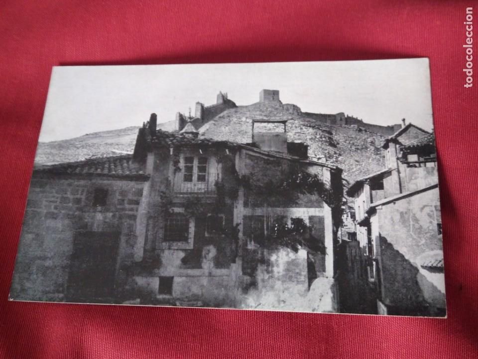 Postales: Albarrac&iacute;n Plaza del Obispo y Calle de la Catedral. Cartela pegada en el reverso.