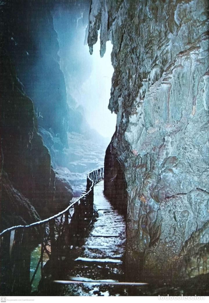 Postales: Monasterio de Piedra. 5 Acceso al interior de la Gruta Iris. Ediciones Sicilia. Nueva. Color.