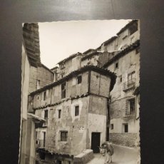 Postales: ALBARRACIN - TERUEL - CALLE DE AZAGRA - EXCLUSIVA JOAQUINA NARRO - CIRCULADA EN 1963. Lote 395558789