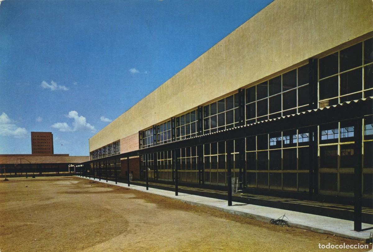 Postales: N&ordm; 7-ZARAGOZA. Universidad de Zaragoza. Vista general. Polideportivo y piscina. Circulada en 1968.