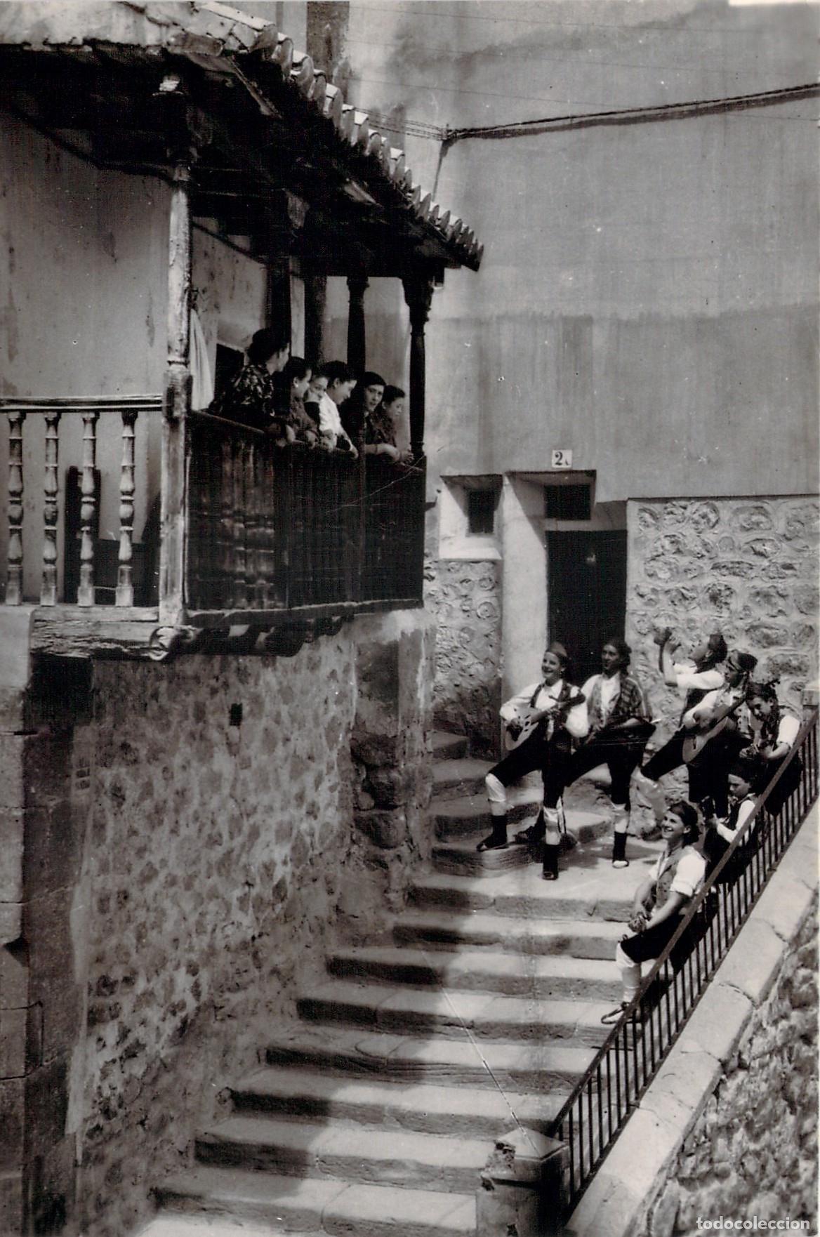 Postales: Postal Albarrac&iacute;n Escalinata de Santiago con Grupo Folcl&oacute;rico