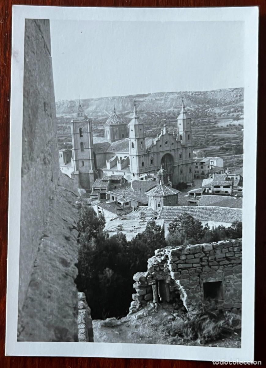 Postales: FOTOGRAFIA DE ALCA&Ntilde;&Iacute;Z (TERUEL) IGLESIA VISTA DESDE EL CASTILLO, MIDE 10,8 X 7,6 CMS MAS PEQUE&Ntilde;A QUE