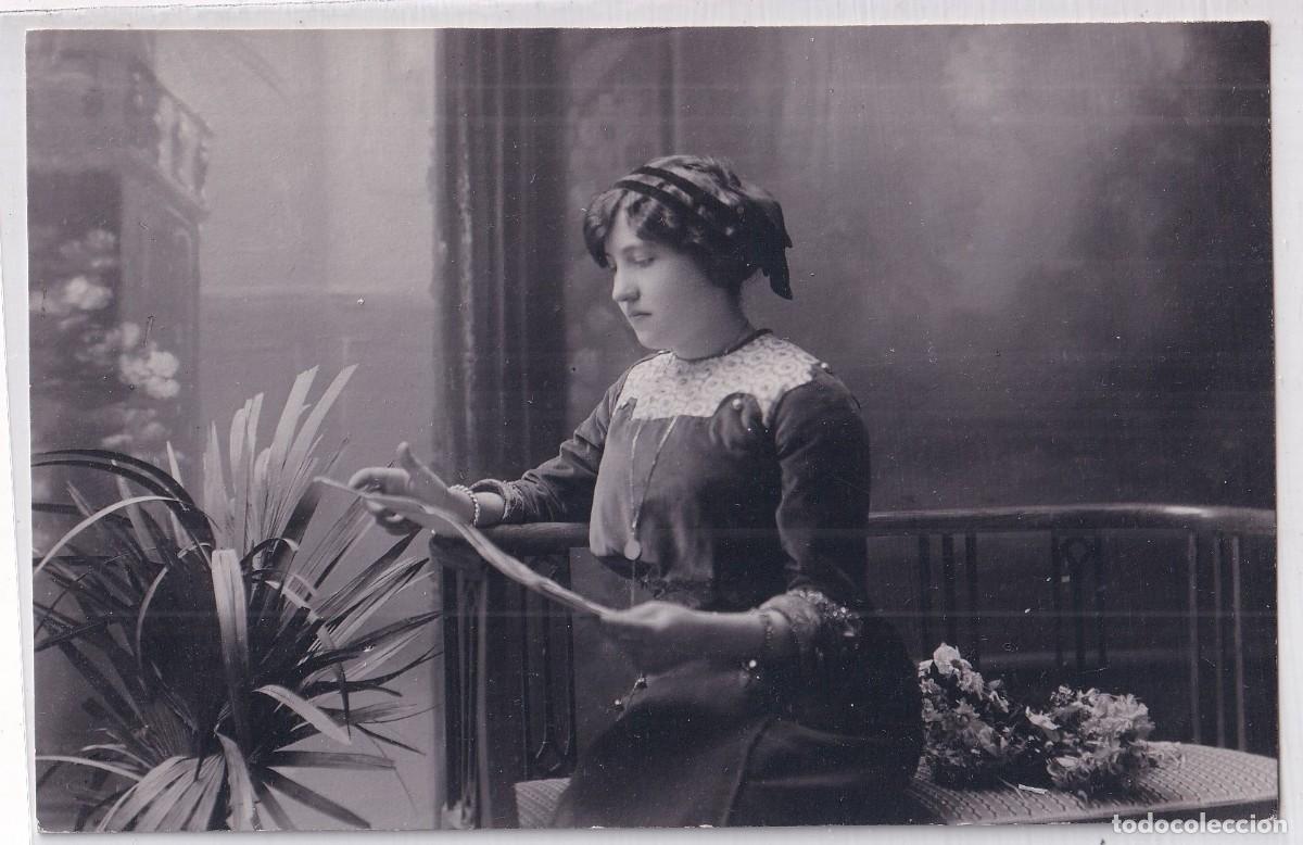 Postales: Postal fotogr&aacute;fica mujer con peri&oacute;dico. Foto Austriaca. Zaragoza. Sin circular.