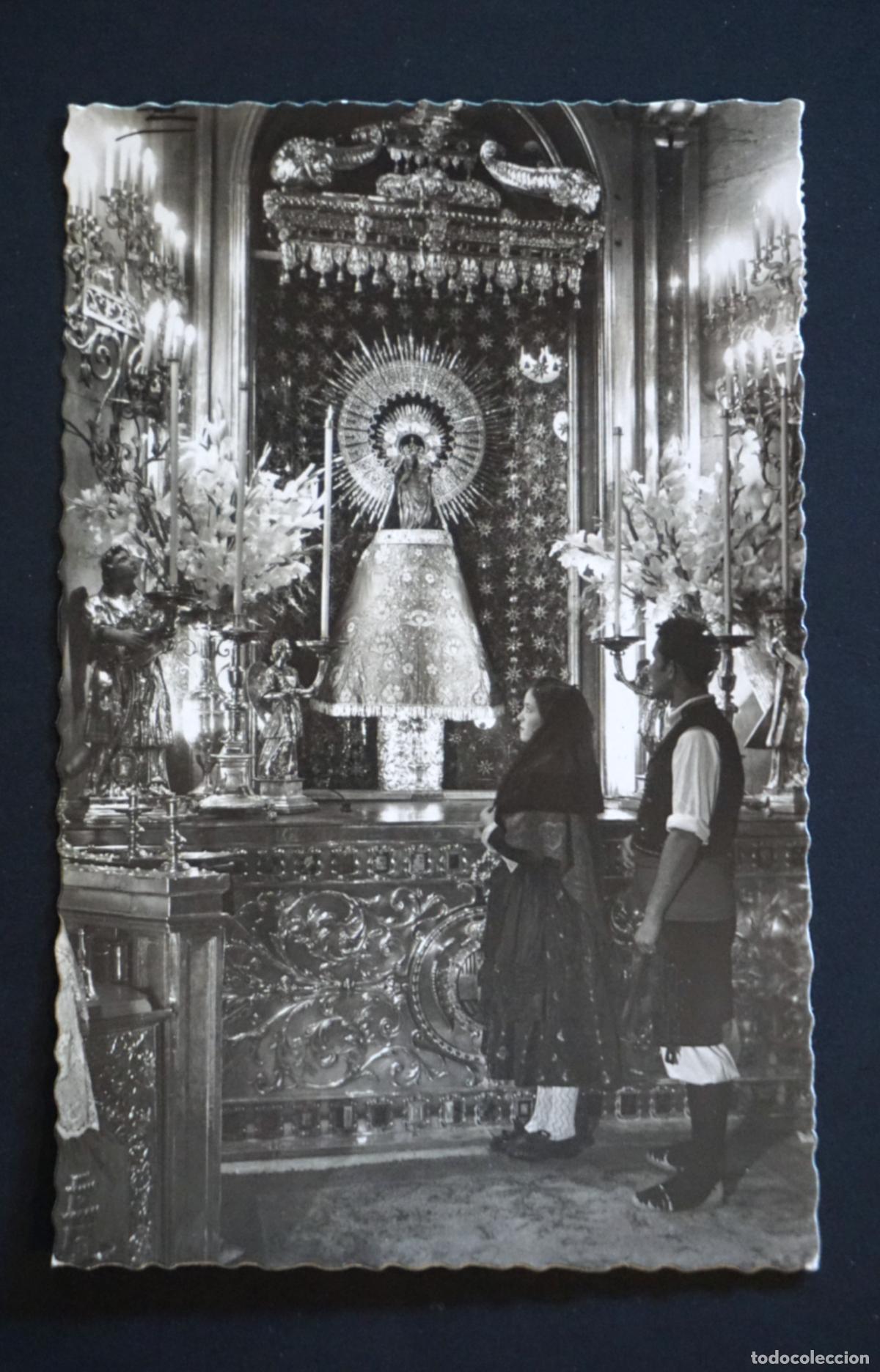 Postales: Zaragoza, pareja t&iacute;pica ante la Virgen del Pilar, postal circulada con sello a&ntilde;os 60