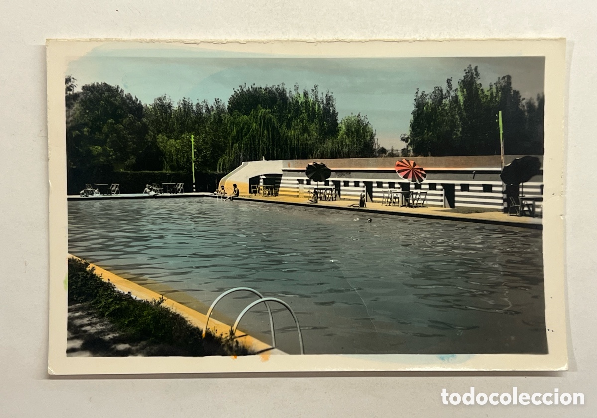 Postales: FRAGA (Huesca) Postal iluminada.. No.22, Piscina Municipal.. Garc&iacute;a Garrabella (a.1966) circulada