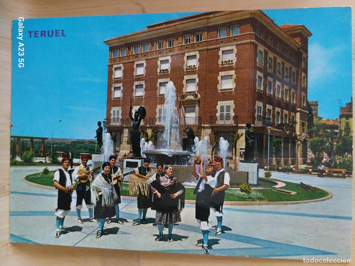 Postales: TERUEL GLORIETA Y FUENTE LUMINOSA ED PARIS 166 CIRCULADA A&Ntilde;O 1973 ANIMADA MATASELLOS VILLAR DEL COBO